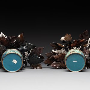 A pair of Chinese cloisonné 'peonies' vases and a pair of jardinières with precious stone chrysanthemums, 20th C. — foto 13