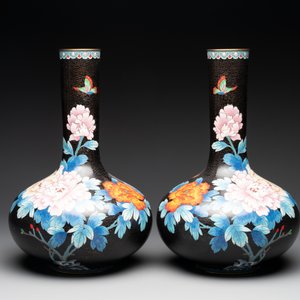 A pair of Chinese cloisonné 'peonies' vases and a pair of jardinières with precious stone chrysanthemums, 20th C. — foto 2