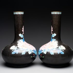 A pair of Chinese cloisonné 'peonies' vases and a pair of jardinières with precious stone chrysanthemums, 20th C. — foto 3