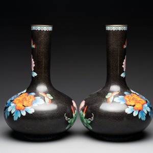 A pair of Chinese cloisonné 'peonies' vases and a pair of jardinières with precious stone chrysanthemums, 20th C. — foto 5
