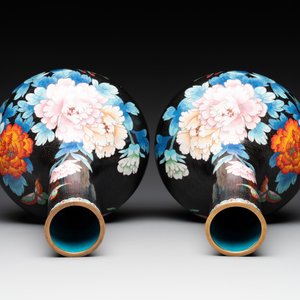 A pair of Chinese cloisonné 'peonies' vases and a pair of jardinières with precious stone chrysanthemums, 20th C. — foto 6
