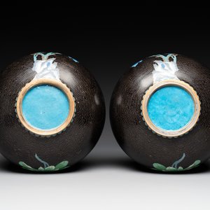 A pair of Chinese cloisonné 'peonies' vases and a pair of jardinières with precious stone chrysanthemums, 20th C. — foto 7