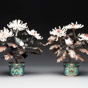 A pair of Chinese cloisonné 'peonies' vases and a pair of jardinières with precious stone chrysanthemums, 20th C. — foto 8