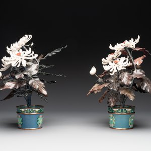 A pair of Chinese cloisonné 'peonies' vases and a pair of jardinières with precious stone chrysanthemums, 20th C. — foto 9