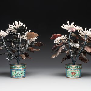 A pair of Chinese cloisonné 'peonies' vases and a pair of jardinières with precious stone chrysanthemums, 20th C. — foto 10