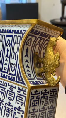 A pair of Chinese cloisonné rectangular ‘Shou’ vases, Republic — photo 15