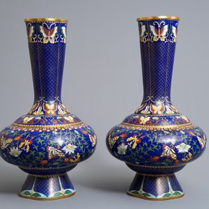A pair of Chinese cloisonné vases with butterflies and flowers, ca. 1900 — 照片 2