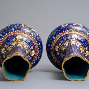 A pair of Chinese cloisonné vases with butterflies and flowers, ca. 1900 — 照片 6