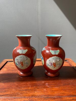 A pair of Chinese coral-ground famille rose vases with medallions showing playing boys, 18/19th C. — 照片 1