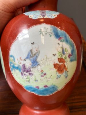 A pair of Chinese coral-ground famille rose vases with medallions showing playing boys, 18/19th C. — 照片 15