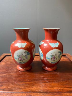 A pair of Chinese coral-ground famille rose vases with medallions showing playing boys, 18/19th C. — 照片 4