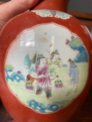 A pair of Chinese coral-ground famille rose vases with medallions showing playing boys, 18/19th C. — 照片 7