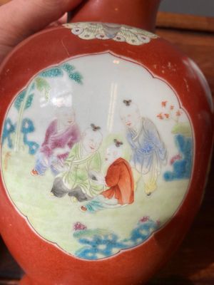 A pair of Chinese coral-ground famille rose vases with medallions showing playing boys, 18/19th C. — 照片 8