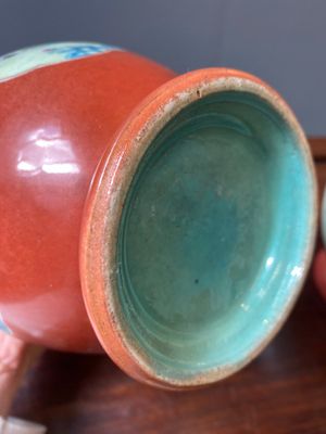 A pair of Chinese coral-ground famille rose vases with medallions showing playing boys, 18/19th C. — 照片 10