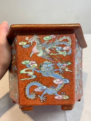 A pair of Chinese coral-red-ground 'dragon and phoenix' jardinières, Qianlong mark, 19th C. — foto 1