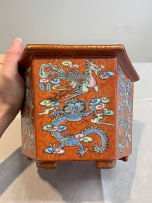 A pair of Chinese coral-red-ground 'dragon and phoenix' jardinières, Qianlong mark, 19th C. — foto 11
