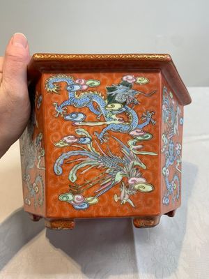 A pair of Chinese coral-red-ground 'dragon and phoenix' jardinières, Qianlong mark, 19th C. — foto 12