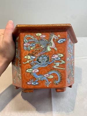 A pair of Chinese coral-red-ground 'dragon and phoenix' jardinières, Qianlong mark, 19th C. — foto 13