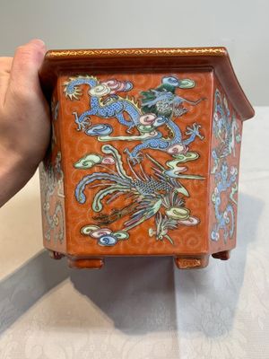 A pair of Chinese coral-red-ground 'dragon and phoenix' jardinières, Qianlong mark, 19th C. — foto 14