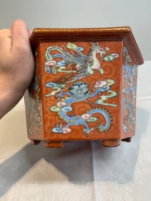 A pair of Chinese coral-red-ground 'dragon and phoenix' jardinières, Qianlong mark, 19th C. — foto 15