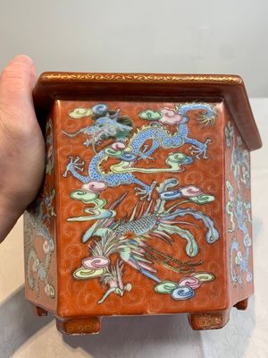 A pair of Chinese coral-red-ground 'dragon and phoenix' jardinières, Qianlong mark, 19th C. — foto 2