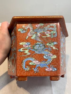 A pair of Chinese coral-red-ground 'dragon and phoenix' jardinières, Qianlong mark, 19th C. — foto 3