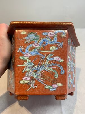 A pair of Chinese coral-red-ground 'dragon and phoenix' jardinières, Qianlong mark, 19th C. — foto 4