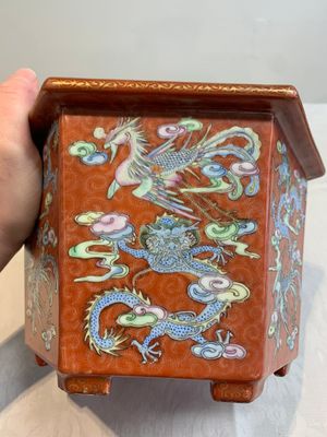 A pair of Chinese coral-red-ground 'dragon and phoenix' jardinières, Qianlong mark, 19th C. — foto 5