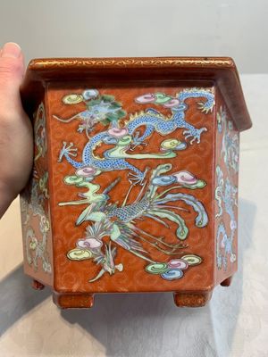 A pair of Chinese coral-red-ground 'dragon and phoenix' jardinières, Qianlong mark, 19th C. — foto 6