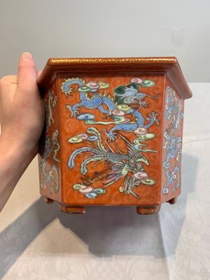 A pair of Chinese coral-red-ground 'dragon and phoenix' jardinières, Qianlong mark, 19th C. — foto 10