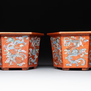 A pair of Chinese coral-red-ground 'dragon and phoenix' jardinières, Qianlong mark, 19th C. — foto 2