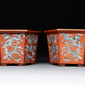 A pair of Chinese coral-red-ground 'dragon and phoenix' jardinières, Qianlong mark, 19th C. — foto 4