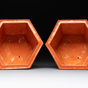 A pair of Chinese coral-red-ground 'dragon and phoenix' jardinières, Qianlong mark, 19th C. — foto 6