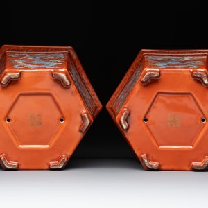 A pair of Chinese coral-red-ground 'dragon and phoenix' jardinières, Qianlong mark, 19th C. — foto 7