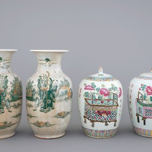 A pair of Chinese crackle glaze vases and two famille rose jars, 19/20th C. — foto 1