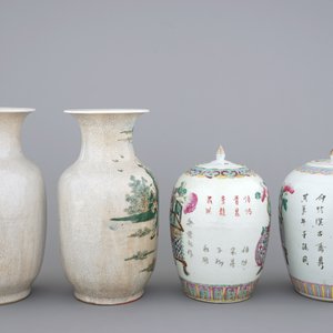 A pair of Chinese crackle glaze vases and two famille rose jars, 19/20th C. — foto 2