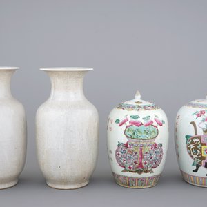 A pair of Chinese crackle glaze vases and two famille rose jars, 19/20th C. — foto 3