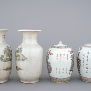 A pair of Chinese crackle glaze vases and two famille rose jars, 19/20th C. — foto 4