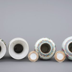 A pair of Chinese crackle glaze vases and two famille rose jars, 19/20th C. — foto 5