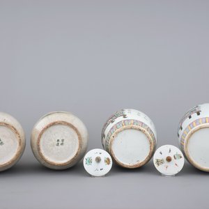 A pair of Chinese crackle glaze vases and two famille rose jars, 19/20th C. — foto 6