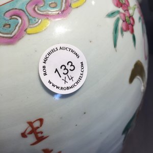 A pair of Chinese crackle glaze vases and two famille rose jars, 19/20th C. — foto 7