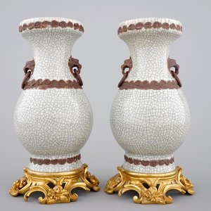 A pair of Chinese crackle glaze vases on bronze mounts, 19th C. — photo 1
