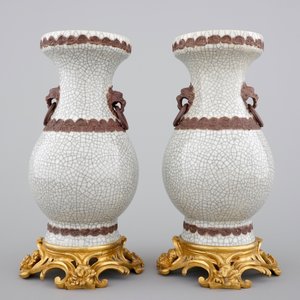 A pair of Chinese crackle glaze vases on bronze mounts, 19th C. — photo 3