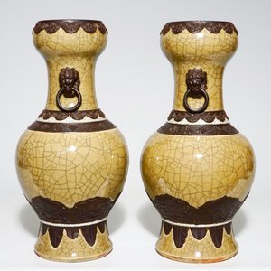 A pair of Chinese crackle glazed café au lait ground Nanking vases, 19th C. — photo 2