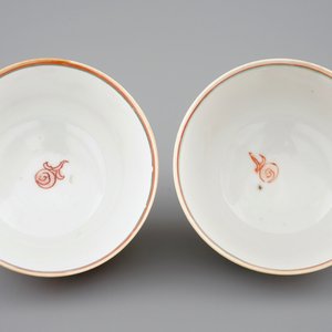 A pair of Chinese cups and saucers with dragons in iron red and gilt, Yongzheng, 1723-1735 — photo 8