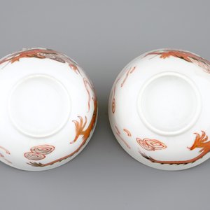 A pair of Chinese cups and saucers with dragons in iron red and gilt, Yongzheng, 1723-1735 — photo 9