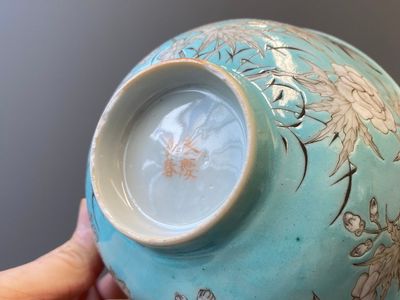 A pair of Chinese 'Da Ya Zhai 大雅齋' turquoise-ground grisaille bowls, Yong Qing Chang Chun 永慶長春 mark, Guangxu — photo 11