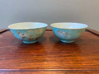 A pair of Chinese 'Da Ya Zhai 大雅齋' turquoise-ground grisaille bowls, Yong Qing Chang Chun 永慶長春 mark, Guangxu — photo 3