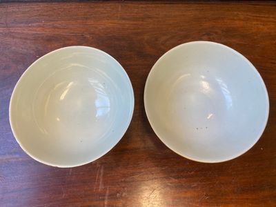 A pair of Chinese 'Da Ya Zhai 大雅齋' turquoise-ground grisaille bowls, Yong Qing Chang Chun 永慶長春 mark, Guangxu — photo 4