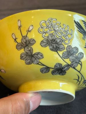 A pair of Chinese 'Da Ya Zhai 大雅齋' yellow-ground grisaille bowls, Yong Qing Chang Chun 永慶長春 mark, 20th C. — photo 11